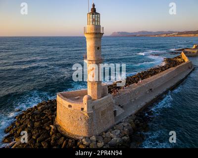 Veduta aerea del vecchio faro di epoca veneziana nel porto di la Canea al tramonto (Creta, Grecia) Foto Stock