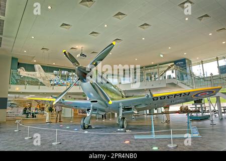 Il Potteries Museum Spitfire Hall. RW388 fu dato a Stoke-on-Trent. Onora Reginald Mitchell, il designer dello Staffordshire dello Spitfire. Foto Stock