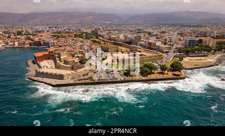 Veduta aerea del porto dell'antica città veneziana di la Canea sull'isola greca di Creta Foto Stock