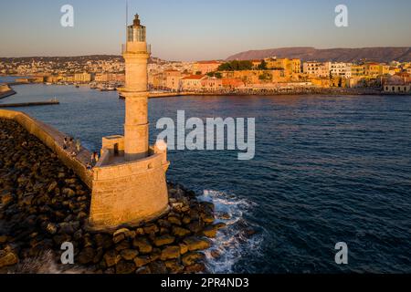 Veduta aerea del vecchio faro di epoca veneziana nel porto di la Canea al tramonto (Creta, Grecia) Foto Stock