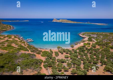 Vista aerea di una piccola spiaggia e di un oceano cristallino con nuotate in una calda giornata estiva a Creta (Kolokitha) Foto Stock