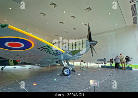 Il Potteries Museum Spitfire Hall. RW388 fu dato a Stoke-on-Trent. Onora Reginald Mitchell, il designer dello Staffordshire dello Spitfire. Foto Stock