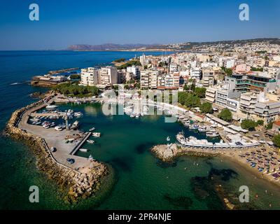 Veduta aerea della spiaggia e del mare di Nea Chora nella città cretese di Chania, Grecia Foto Stock