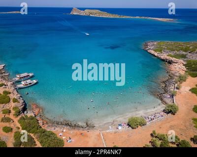 Vista aerea di una piccola spiaggia e di un oceano cristallino con nuotate in una calda giornata estiva a Creta (Kolokitha) Foto Stock