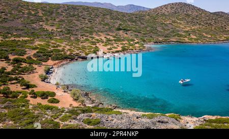 Vista aerea di una piccola spiaggia e di un oceano cristallino con nuotate in una calda giornata estiva a Creta (Kolokitha) Foto Stock