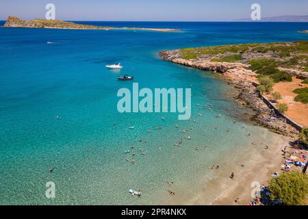 Vista aerea di una piccola spiaggia e di un oceano cristallino con nuotate in una calda giornata estiva a Creta (Kolokitha) Foto Stock