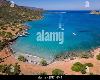 Vista aerea di una piccola spiaggia e di un oceano cristallino con nuotate in una calda giornata estiva a Creta (Kolokitha) Foto Stock