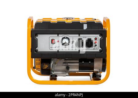 Generatore elettrico portatile giallo isolato su bianco per energia di riserva Foto Stock