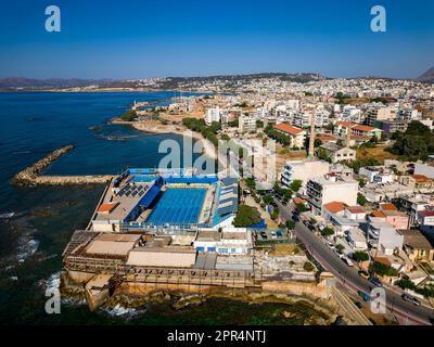 Veduta aerea del porto dell'antica città veneziana di la Canea sull'isola greca di Creta Foto Stock