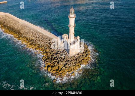 Veduta aerea di un faro e del vecchio porto veneziano nella città greca di Chania sull'isola di Creta Foto Stock