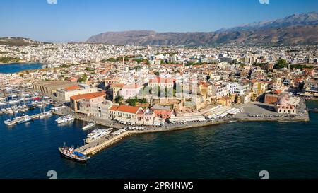 Vista aerea del moderno porto turistico del porto veneziano di la Canea, Creta, Greeece Foto Stock