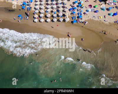 Vista dall'alto verso il basso di una spiaggia affollata con ombrelloni (Nea Chora, Chania, Creta) Foto Stock