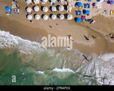 Vista dall'alto verso il basso di una spiaggia affollata con ombrelloni (Nea Chora, Chania, Creta) Foto Stock