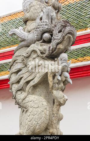 Pietra scolpita a forma di drago cinese nei templi thailandesi Foto Stock