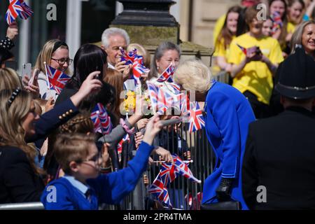 La Queen Consort arriva per una visita alla biblioteca centrale di Liverpool, per segnare ufficialmente il gemellaggio della biblioteca con la prima biblioteca pubblica dell'Ucraina, la biblioteca scientifica regionale di Odesa. La coppia reale incontrerà i partner chiave coinvolti sia in un festival culturale di due settimane che si terrà a fianco del concorso Eurovisione, sia in Eurolearn, un programma educativo ispirato all'Eurovisione per studenti primari e secondari. Data immagine: Mercoledì 26 aprile 2023. Foto Stock
