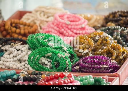 Il profitto del polso è fatto di pietra in molti colori. È un gioiello facile da trovare Foto Stock