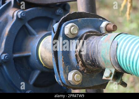 Tubo di ingresso dell'acqua della pompa centrifuga collegato mediante guarnizione in gomma e dadi e bulloni Foto Stock