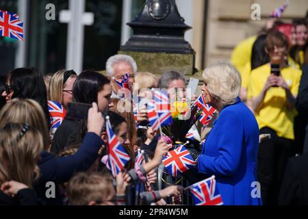 La Queen Consort arriva per una visita alla biblioteca centrale di Liverpool, per segnare ufficialmente il gemellaggio della biblioteca con la prima biblioteca pubblica dell'Ucraina, la biblioteca scientifica regionale di Odesa. La coppia reale incontrerà i partner chiave coinvolti sia in un festival culturale di due settimane che si terrà a fianco del concorso Eurovisione, sia in Eurolearn, un programma educativo ispirato all'Eurovisione per studenti primari e secondari. Data immagine: Mercoledì 26 aprile 2023. Foto Stock