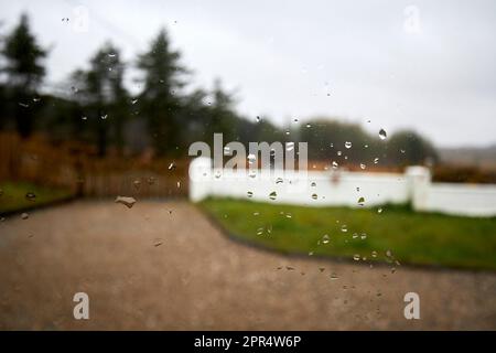 gocce di pioggia sulla finestra che si affaccia da una casa vacanze cottage nella contea donegal repubblica d'irlanda Foto Stock