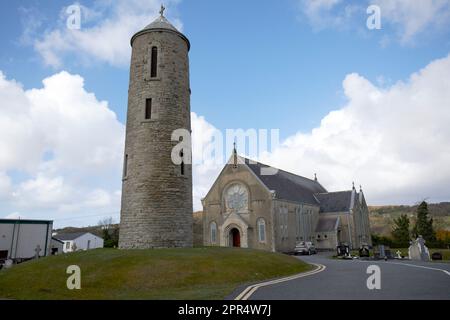 torre rotonda e la chiesa di macchie joseph e conal bruckless contea donegal repubblica d'irlanda Foto Stock