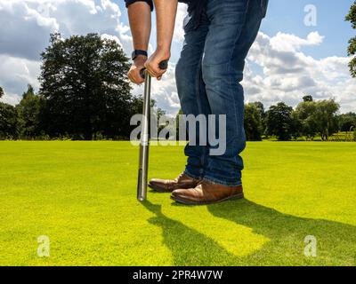 BICESTER, INGHILTERRA - 11 AGOSTO 2021: David Hedges-Gower, della cura moderna del prato, prova il terreno in una tenuta privata in Oxfordshire. Foto Stock