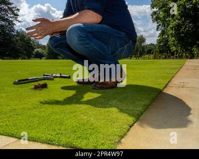 BICESTER, INGHILTERRA - 11 AGOSTO 2021: David Hedges-Gower, della cura moderna del prato, prova il terreno in una tenuta privata in Oxfordshire. Foto Stock