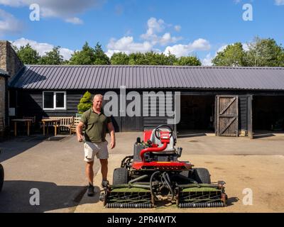 BICESTER, INGHILTERRA - 11 AGOSTO 2021: Paul Gough, capo giardiniere in una proprietà privata in Oxfordshire, con macchinari. Foto Stock