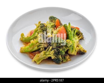 Broccoli stufati con pomodoro in piatto bianco isolato su bianco con percorso di taglio Foto Stock