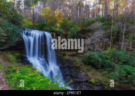 Primavera a Dry Falls sul fiume Cullasaja su strada panoramica tra Franklin e Highlands, North Carolina, USA Foto Stock