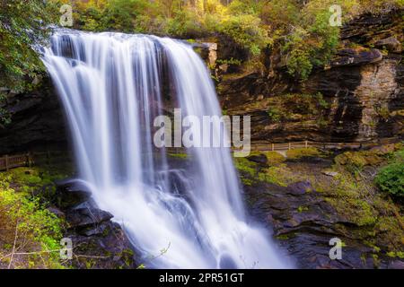 Primavera a Dry Falls sul fiume Cullasaja su strada panoramica tra Franklin e Highlands, North Carolina, USA Foto Stock