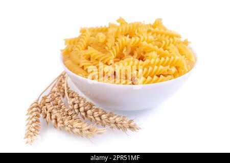 Spikelets di pasta e grano isolati su sfondo bianco, banner, intestazione, template con spazio per la copia. Pasta cruda fusilli, ingrediente per cuoco, tradizionale i Foto Stock