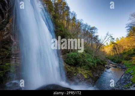 Primavera a Dry Falls sul fiume Cullasaja su strada panoramica tra Franklin e Highlands, North Carolina, USA Foto Stock