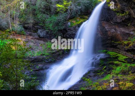 Primavera a Dry Falls sul fiume Cullasaja su strada panoramica tra Franklin e Highlands, North Carolina, USA Foto Stock