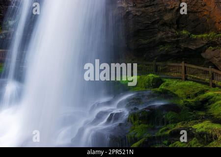 Primavera a Dry Falls sul fiume Cullasaja su strada panoramica tra Franklin e Highlands, North Carolina, USA Foto Stock