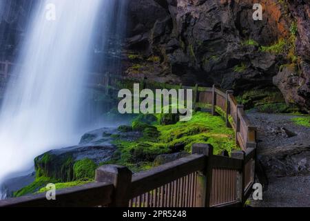 Primavera a Dry Falls sul fiume Cullasaja su strada panoramica tra Franklin e Highlands, North Carolina, USA Foto Stock