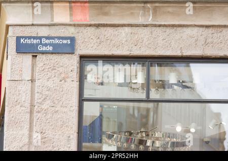 Copenaghen, Danimarca - 9 aprile 2023: Segno blu del nome della strada di Kristen Bernikows Gade nel centro di Copenaghen Foto Stock