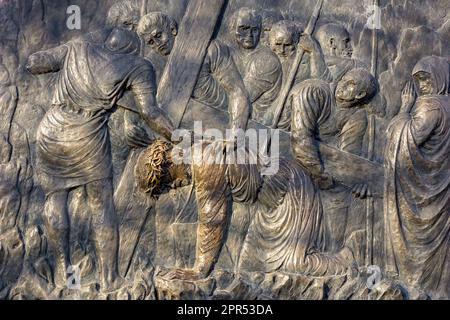 Stazione III della Via Crucis: Gesù cade per la prima volta. Rilievi in bronzo installazioni collinari realizzate da Carmelo Puzzolo. Medjugorje, BiH. Foto Stock