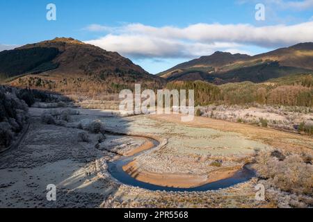 Vista aerea del fiume Goil presso la fattoria Drumsyniebeg, il parco nazionale di Loch Lomond e Trossachs, Argyll e Bute, Scozia. Foto Stock