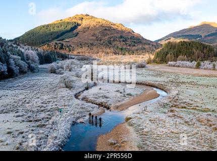 Vista aerea del fiume Goil presso la fattoria Drumsyniebeg, il parco nazionale di Loch Lomond e Trossachs, Argyll e Bute, Scozia. Foto Stock