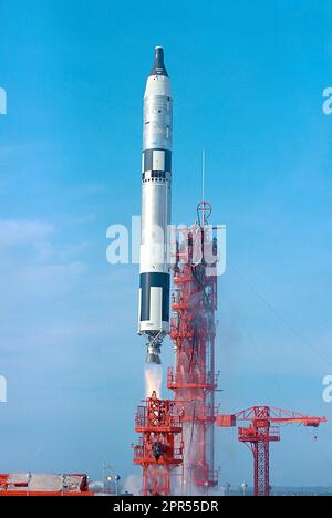 Il Gemini VI, in programma come missione di due giorni, è stato lanciato il 15 dicembre 1965 da Pad 19, portando astronauti Walter M. Schirra Jr., pilota di comando, e Thomas P. Stafford, pilota. Gemini VI si rendezvoused con Gemini VII, già orbitante la Terra. Foto Stock