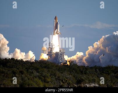 Attraverso un cielo blu nuvolato sopra il Launch Pad 39A, lo Space Shuttle Columbia si lancia verso lo spazio sulla missione STS-107. Dopo il conto alla rovescia, il liftoff si è verificato in tempo alle 10:39 EST. Gli esperimenti nel modulo SPACEHAB spaziavano dalle scienze materiali alle scienze della vita. Foto Stock