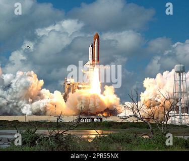 Il ritorno al volo il lancio della navetta spaziale Discovery e dei suoi cinque-uomo equipaggio dalla pastiglia 39B a 11:37 a.m. Settembre 29, 1988, come scoperta ha intrapreso un quattro - Giorno e ora di missione. Foto Stock