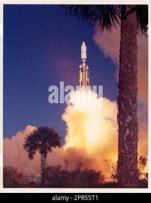 Il primo Titan/Centaur si è ritirato dal complesso 41 alla stazione dell'aeronautica militare di Cape Kennedy alle 9:48 AM EDT. Gli stadi Titan bruciarono come programmato, ma quando lo stadio Centaur non riuscì ad accendersi, il responsabile della sicurezza della gamma lo distrusse. Il nuovo razzo della NASA è stato lanciato su un volo di prova progettato per prepararlo per il gemello Viking lancia a Marte nel 1975 e altre missioni che coinvolgono carichi utili pesanti. Il razzo alto 160 metri combina l'Air Force Titan III con il Centaur ad alta energia della NASA. I doppi booster a razzo solido hanno una spinta di sollevamento combinata di 2.4 milioni di libbre. A bordo di Titan/ C. Foto Stock