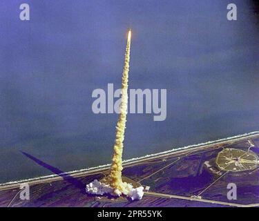 Lo Space Shuttle Columbia è lanciato dalla pastiglia 39B in un arco di tempo di dieci giorni di missione con un equipaggio di cinque gli astronauti della NASA e un canadese Payload Specialist. La fotografia è stata scattata da astronauta Steven R. Nagel da una navetta di aeromobile di addestramento. Missione STS-52 payload a bordo includono il Laser Satellite geodinamici II. Foto Stock