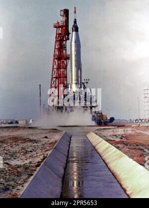 Scott falegname Aurora 7 mercurio razzo Atlas solleva dal tampone 14, Cape Canaveral, in Florida, il 24 maggio 1962. Foto Stock