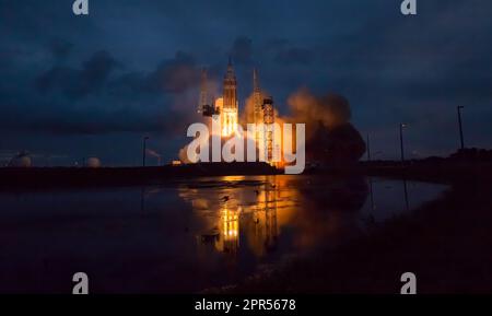 Il razzo United Launch Alliance Delta IV Heavy con la navicella spaziale Orion della NASA montata in cima, si solleva dal complesso spaziale di lancio 37 della Cape Canaveral Air Force Station alle 7:05 EST, venerdì 5 dicembre 2014, in Florida. La navicella spaziale Orion orbitò due volte sulla Terra, raggiungendo un'altitudine di circa 3,600 miglia sopra la Terra prima di atterrare nell'Oceano Pacifico. Nessuno è stato a bordo di Orion per questo test di volo, ma la navicella spaziale è stata progettata per permetterci di viaggiare verso destinazioni mai visitate prima dagli esseri umani, tra cui un asteroide e Marte. Credito foto: (NASA/Bill Ingalls) Foto Stock