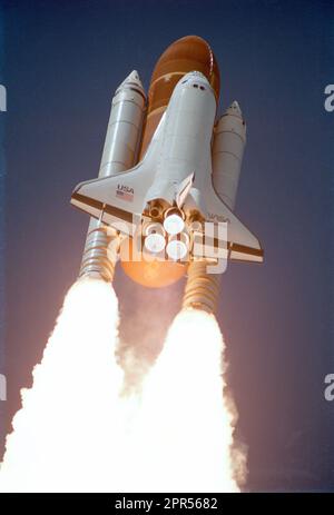 Liftoff del primo volo di Atlantide e la missione STS 51-J. La vista è dal basso l'orbiter e mostra i suoi booster solido razzo che sparano. Foto Stock