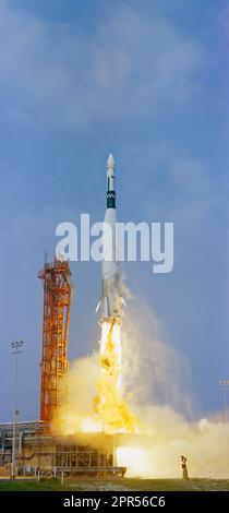 Un veicolo Agena Target in cima al suo veicolo Atlas Launch viene lanciato dal Kennedy Space Center (KSC) Launch Complex 14 alle 10:15:00 del mattino, 17 maggio 1966. L'Agena era intesa come un veicolo d'incontro e di attracco per la navicella spaziale Gemini IX. Tuttavia, poiché l'Agena non riuscì a raggiungere l'orbita, la missione Gemini IX fu rinviata. Foto Stock