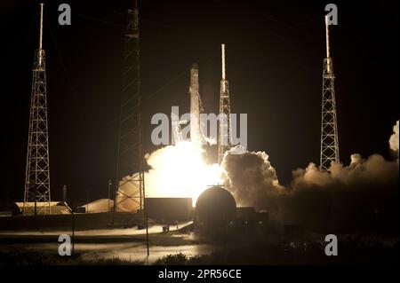 CAPE CANAVERAL, in Florida - Cape Canaveral Air Force Station in Florida, Space Launch Complex-40 è in fiamme come SpaceX Falcon 9 rocket solleva a 3:44 a.m. EDT. Il lancio è la società della seconda dimostrazione di volo di prova per la NASA orbitale commerciale dei servizi di trasporto, o culle, programma. Durante il volo, il Drago capsula sarà condotta una serie di check-out le procedure per testare e dimostrare i suoi sistemi, incluso il rendezvous e attracco con la stazione spaziale internazionale. Se la capsula esegue come previsto, il carico e gli esperimenti che trasporta sarà trasferito alla stazione. Il Foto Stock