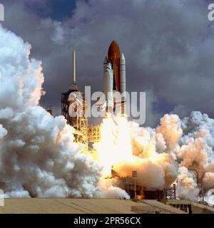 Con un carico utile internazionale e un equipaggio a bordo, lo Space Shuttle Columbia è salito dal Launch Pad 39B, presso il Kennedy Space Center (KSC) il 20 giugno 1996. A bordo del volo Columbia del 20th erano presenti gli astronauti Terence T. (Tom) Henricks, comandante della missione; Kevin R. Kregel, pilota; Susan J. Helms, Comandante del carico utile; e Richard M. Linnehan e Charles E. Brady, Jr., entrambi specialisti della missione, insieme agli specialisti del carico utile Jean-Jacques Favier dell'Agenzia spaziale francese (CNES) e Robert B. Thirsk dell'Agenzia spaziale canadese (CSA). Foto Stock